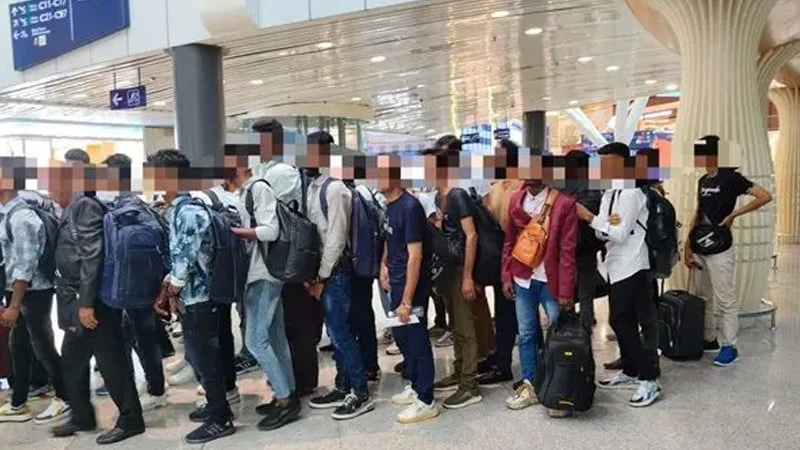 পর্যাপ্ত অর্থ  ও হোটেল বুকিং না থাকায় কুয়ালালামপুর বিমানবন্দরে ৯৬ বাংলাদেশি আটক